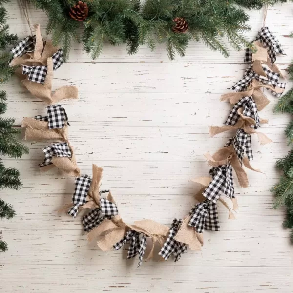 Glitzhome 6 ft. L Black and White Plaid Fabric/Linen Garland